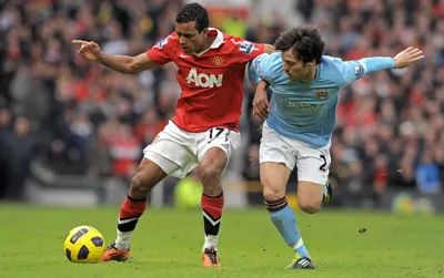 Tiền vệ Nani (trái, Man.United) tranh bóng với David Silva (Man.City).