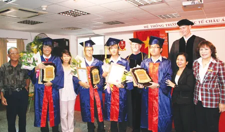 Lãnh đạo nhà trường trao Kỷ niệm chương cho học sinh APC tốt nghiệp GAC