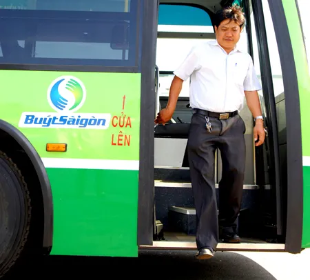 Sàn xe thấp, thuận tiện cho mọi lứa tuổi lên xuống xe và số tuyến xe được ghi ngay trên cửa lên. Ảnh: Kim Ngân