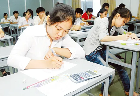 Thí sinh dự thi vào Trường ĐH Công nghiệp TPHCM trong giờ thi môn Toán. Ảnh: MAI HẢI