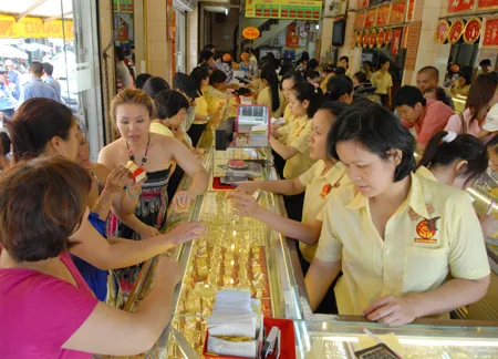 Đông đảo khách hàng đến giao dịch tại tiệm vàng Mi Hồng, chợ Bà Chiểu. Ảnh chụp lúc 11 giờ 35 phút. Ảnh: Cao Thăng