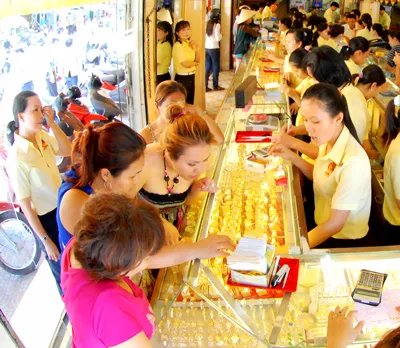 Giao dịch vàng vẫn sôi động trong ngày hôm qua bất chấp giá lên xuống từng phút. Ảnh: THANH TÂM