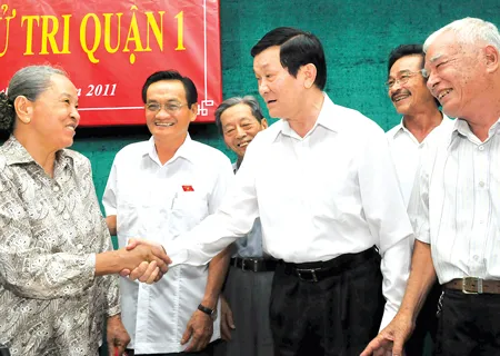 Chủ tịch nước Trương Tấn Sang tiếp xúc cử tri quận 1 TPHCM. Ảnh: VIỆT DŨNG