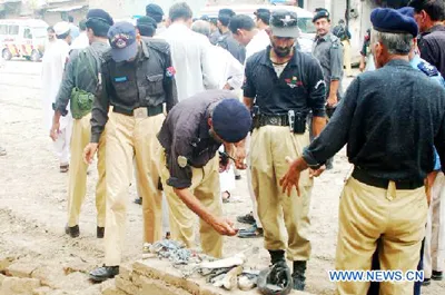 Cảnh sát đang kiểm tra hiện trường vụ nổ.