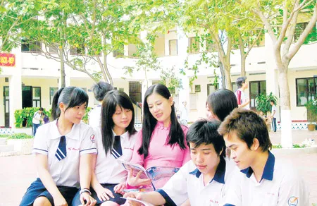 Giáo viên Trường Ngô Thời Nhiệm hướng dẫn học sinh ôn bài. Ảnh: T.L.