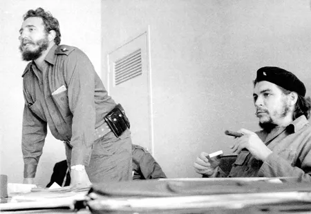 Lãnh tụ Fidel Castro (trái) và Che Guevara những năm 1960.