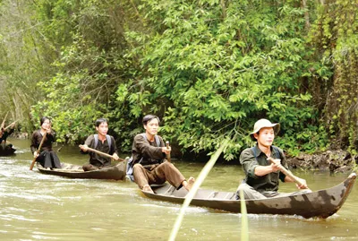 Cảnh vận chuyển bằng đường sông của lực lượng TNXP trong phim "Huyền thoại 1C" do Hãng phim Tây Nam sản xuất.