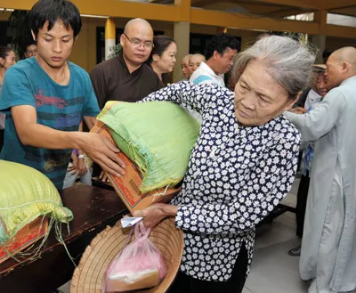 Phát gạo, quà tặng người nghèo tại chùa Vĩnh Nghiêm nhân mùa lễ Vu Lan. Ảnh: VIỆT DŨNG