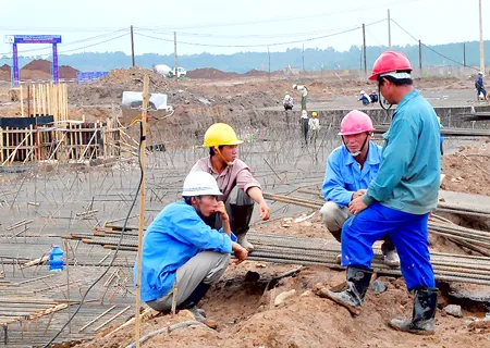 Lao động người Trung Quốc trên công trường dự án Nhà máy Alumin Nhân Cơ. Ảnh: C.Hoan