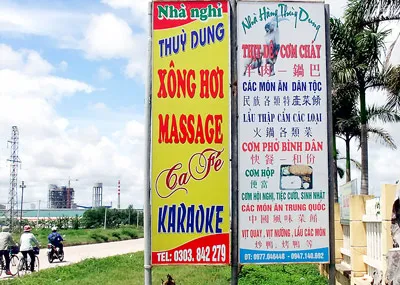 Biển hiệu đề cả tiếng Trung, tiếng Việt tại “Phố Trung Quốc” ở xã Khánh Phú, huyện Yên Khánh (Ninh Bình) phục vụ công nhân Trung Quốc.