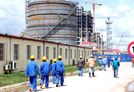 Lao động phổ thông Trung Quốc vào ca làm việc buổi chiều tại Nhà máy đạm Ninh Bình.