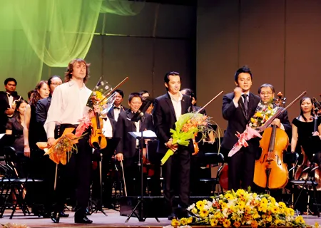 Tặng hoa cho các nghệ sỹ và dàn nhạc sau phần trình diễn các tác phẩm. Ảnh: An Dung