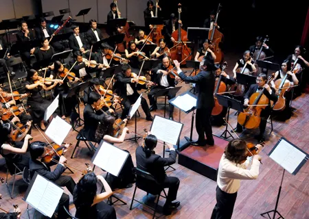 Sergei Sivolgin cùng dàn nhạc biểu diễn Concerto cho violin và dàn nhạc của Nguyễn Mạnh Duy Linh. Ảnh: An Dung