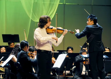 Sergei Sivolgin cùng dàn nhạc biểu diễn tác phẩm "Vàng son" của Vũ Việt Anh. Ảnh: An Dung