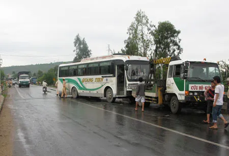 Xe khách mang biển kiểm soát 90T – 2654