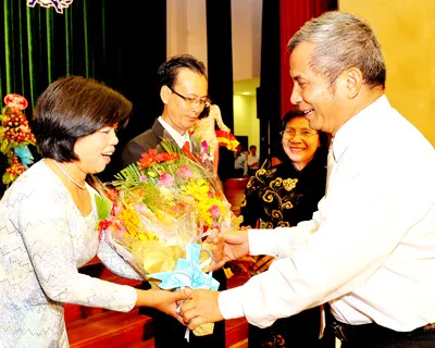 Chủ tịch Tổng Liên đoàn Lao động Việt Nam Đặng Ngọc Tùng (phải) chúc mừng các điển hình nhận giải thưởng Tôn Đức Thắng. Ảnh: VIỆT DŨNG