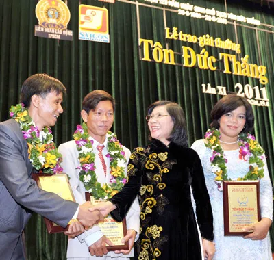 Phó Bí thư Thành ủy Nguyễn Thị Thu Hà chúc mừng các cá nhân đoạt giải Tôn Đức Thắng.