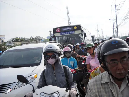 Kẹt xe nhiều giờ trên đường Kha Vạn Cân, TPHCM
