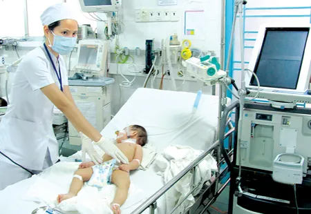 Điều trị trẻ mắc bệnh tay chân miệng tại Bệnh viện Nhi đồng 1 HCM. Ảnh: Tg.LÂM