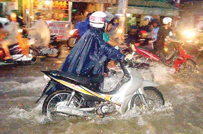 Cảnh ngập nước trên đường Lê Văn Việt (quận 9) vào chiều 23-8