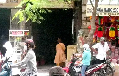 Khất thực xong, buổi trưa sư giả trở về con hẻm 202 Hải Thượng Lãn Ông.