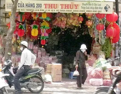 Một sư giả đã trút bỏ lớp áo tu hành, mặc bộ đồ nâu, tay xách túi ni lông ra về.