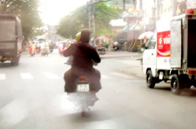 Có “sư” đi xe máy ra về.