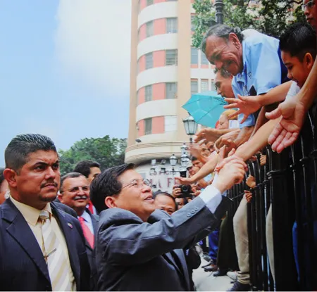 Chủ tich nước Nguyễn Minh Triết được người dân thủ đô Caracas - Venezuela tiếp đón nồng nhiệt