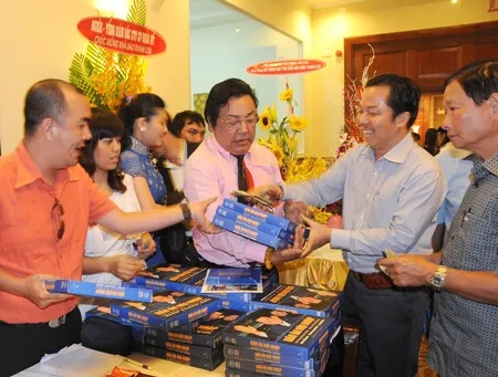 Khán giả mua sách ủng hộ gây quỹ từ thiện