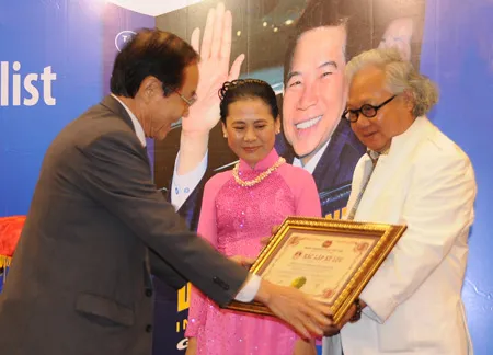 Trung tâm sách kỷ lục Việt Nam trao xác lập kỷ lục cho nhà báo Giản Thanh Sơn với cuốn sách "Dấu ấn hội nhập" - bộ ảnh cấp cao đầu tiên về hoạt động ngoại giao của Việt Nam