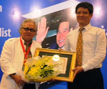 Đại sứ Trần Quang Dũng, Giám độc Sở Ngoại vụ TPHCM trao bằng khen của Ủy ban ASEAN cho nhà báo Giản Thanh Sơn