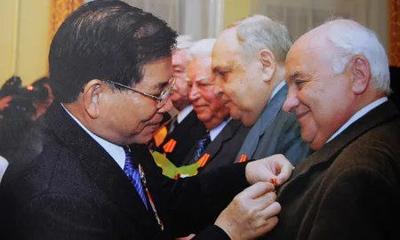 Chủ tịch nước Nguyễn Minh Triết trao tặng Huân chương hữu nghị cho 6 thành viên tiêu biểu của Hội hữu nghị Việt Nga