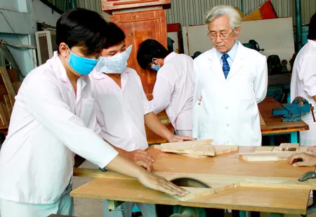 Bác sĩ Nguyễn Hữu Khánh Duy, Giám đốc Trung tâm Điều dưỡng và Cai nghiện ma túy Thanh Đa với học viên phân xưởng mộc - đồ gỗ mỹ nghệ.