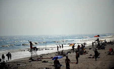 Khách du lịch tại các vùng du lịch như Nags Head, Kitty Hawk và Kill Devil Hills đều nhận được lệnh phải di tản