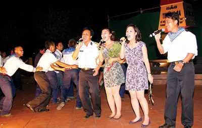 Ca sĩ từ đất liền giao lưu với các chiến sĩ.