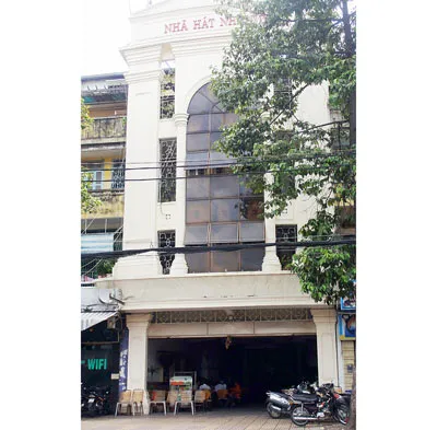 Nhà hát Nhân Dân bỏ không sau khi đã chi khoảng 3 tỷ đồng để sửa chữa.