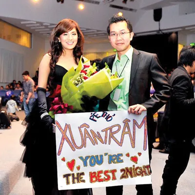 Tiến sĩ Lê Anh Tú, Trưởng Bộ môn Business Finance (Đại học New South Wales - UNSW) tặng hoa cho cựu học sinh APC trong đêm Gala