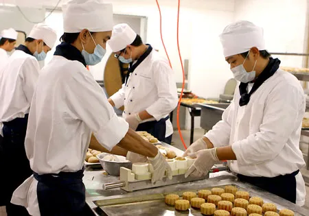 Một cơ sở sản xuất bánh Trung thu. Ảnh: H.T.