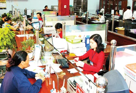 Giao dịch tại một chi nhánh Ngân hàng Agribank. Ảnh: AN HÒA