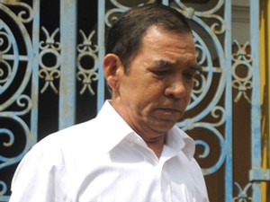 Huynh Ngoc Si leaves theappeal court after its ruling in Ho Chi Minh City on September 1, 2011 (Photo:Sai Gon Giai Phong)