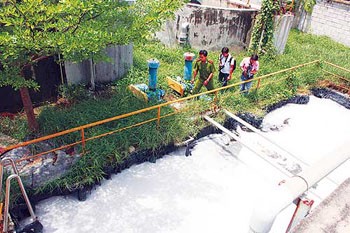 Officials checking the wastewater treatment system of Vina Rong Hsing Company (Source: Thanh Nien)