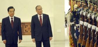 Philippine President Benigno Aquino (R) and Chinese President Hu Jintao (L) inspect the Chinese military honour guards during a welcoming ceremony at the Great Hall of the People in Beijing on August 31, 2011.