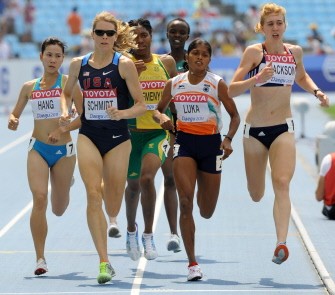 (L-R) Vietnam’s TruongThanh Hang, US athlete Alice Schmidt, South Africa’s Caster Semenya, India’sTintu Luka and Britain’s Emma Jackson compete in their women’s 800 meters at theInternational Association of Athletics Federations World Championships in Daeguon September 1, 2011. AFP
