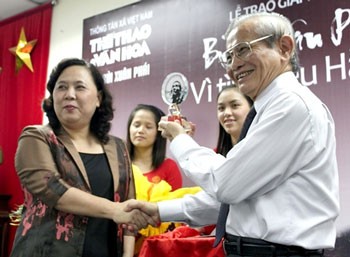 Professor Phan Huy Le (R) receives the "Bui Xuan Phai-Love for Hanoi" award. (Photo: Vnexpress)