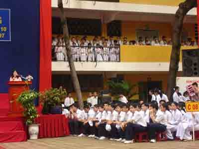 Opening ceremony of the new academic year in Nguyen Thuong Hien high school in Tan Binh district of Ho Chi Minh City (Photo: U.Phuong)