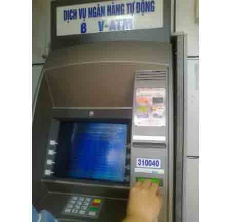 Work payments to bank accounts have become popular in big cities with ATM systems (Photo: D. Quang)