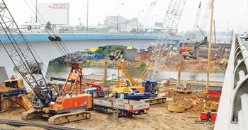 New Rach Chiec Bridge under construction on Hanoi Highway in District 2 of HCMC (Photo: SGGP)