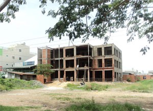 A villa is under construction in a new residential zone in Long An Province’s Tan An District. Investors are pumping into lands in the southern province (Photo: Phan Hien)