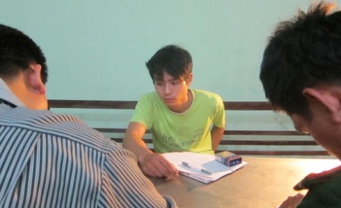 Police questioning Luyen (C) for details of gruesome murder ( Photo: Tuoi tre)