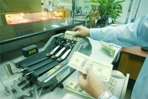 An electrical board show daily updates on interest and foreign exchange rates at HCMC-based Dong A Bank. High financial expenses and increasing input costs are among major causes of many listed firms’ second-quarter losses (Photo: Minh Tri)